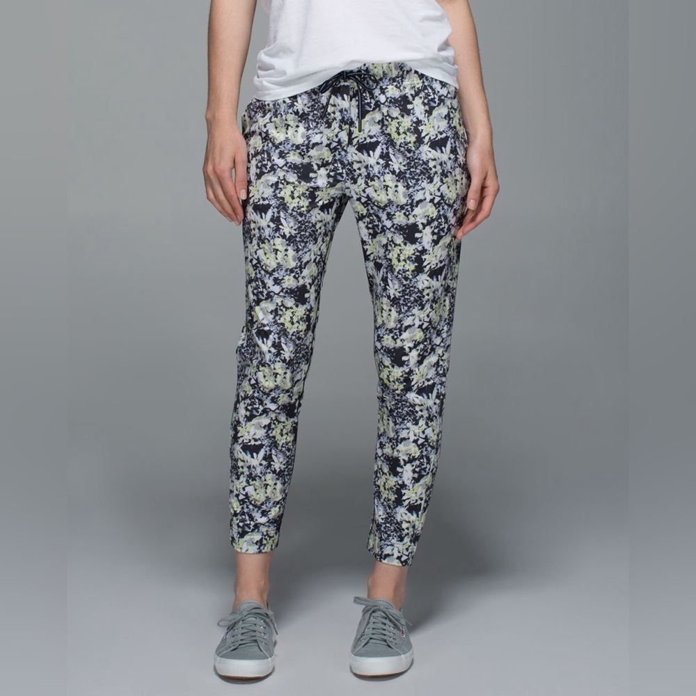 Lululemon Jet Crop Luxtreme (Slim) Crosscourt Petal Black Clarity Yellow size 10